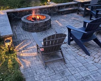 1.6 Miles From All The Soccer Action. Spacious, Beautiful and Private 5B/3.5Ba - Foxborough - Patio