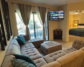 Cave Creek Desert Home Away From Home - 30 min from downtown Scottsdale - Cave Creek - Sala de estar