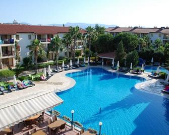 Kentia Apartments - Side - Pool