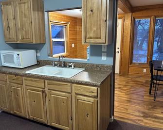 Lovely 2-bedroom LAKE house with AC in Fairmont - Fairmont - Kitchen