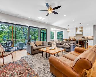 The Hales Lake House w/ Hot Tub! - Hartwell
