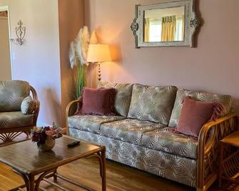 Betty's Place Charming 2-bedroom house in Oneonta with WiFi Close to Restaurants - Oneonta - Sala de estar