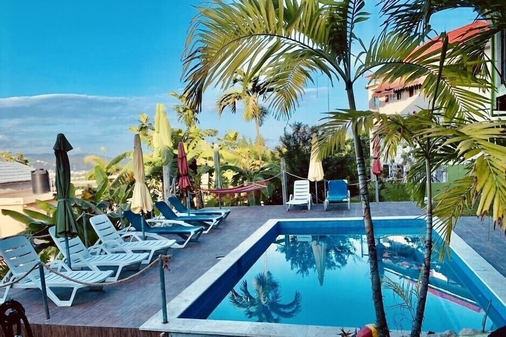 YD Rooftop Lounge ocean view salt water pool with mountain view large 2bdrm - Bahía Montego - Piscina