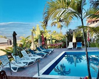 YD Rooftop Lounge ocean view salt water pool with mountain view large 2bdrm - Bahía Montego - Piscina