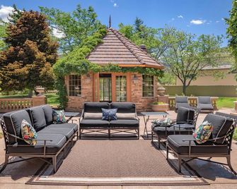 Cottage #2 Italian Resort-Style Villa - 1.4 Acres w/ Pickleball, In-ground Spa - Parowan - Patio