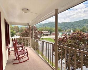 Castlewood Inn - Maggie Valley - Balkong