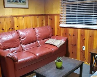 Comfy, homey studio with private entrance and snack-prep area - Long Beach - Wohnzimmer