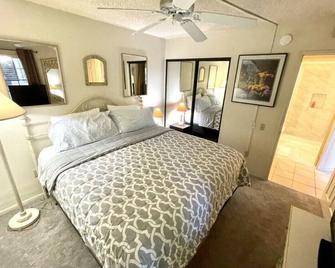 Desert Oasis Resort With 8 Pools + 9 Hot Tubs Near Downtown Palm Springs - Palm Springs - Schlafzimmer