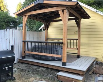 Pet friendly 2 bedroom in peaceful Bremerton with AC & large fully fenced yard. - Bremerton - Patio