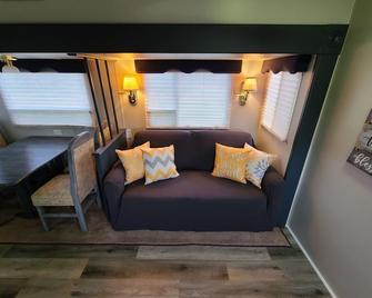 Cozy Camper down Wind Song: In the Black Hills - Custer - Salon