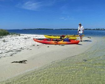 Tropical Island! Cedar Key Coastal Heaven Cottage Kayak to island beach! Hidden! - Cedar Key - Beach