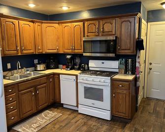 Elkhart home with 3 bedrooms and separate office - 埃爾克哈特 - 廚房