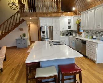 Lake house with boat ramp access across the street & tons of boat parking space. - Monticello - Cocina