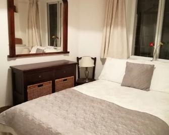The Old Cook's House - Hindhead - Bedroom