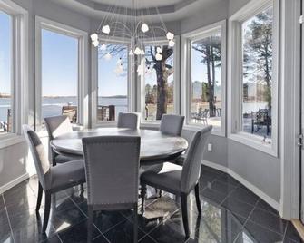 3 Story Indoor Pool Waterfront Indoor Raquetball Court - Jay - Comedor