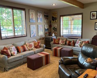 Lamp Post Lodge- cozy and decorated to inspire Montana adventures. - Helena - Living room