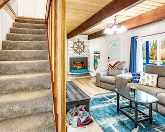 Captain Green's Cabin - Copalis Beach - Living room