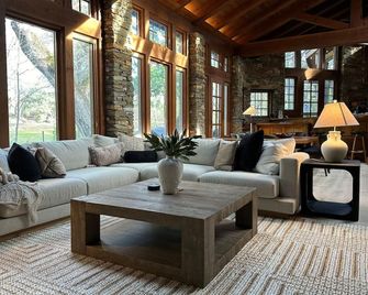 Luxury Casa Oso Retreat 2houses Hottub BBQ 43acres - Mariposa - Wohnzimmer