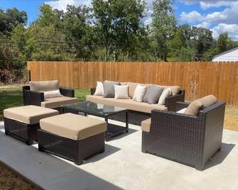 Stylish 4 bedroom House Close to Both the Heart of Bryan and College Station - Bryan - Patio