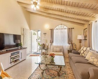 Entire Relaxing Ocean view house with King beds, free parking. Centrally located - Falmouth - Sala de estar