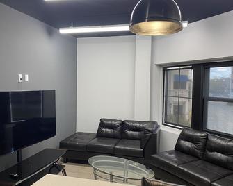 Everyone welcome travelers welcome - Dearborn - Living room