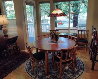 Beautiful, secure, private townhouse in Silverdale. - Silverdale - Dining room