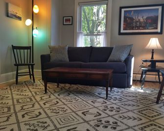 1200 Sq Ft West End Gem Perfect Location - Portland - Living room
