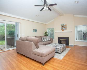 Villa Patricia surrounded by trees - Bloomfield Hills - Living room
