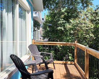 Bright & Blue Grand Beach beach house! - Grand Marais - Balcony
