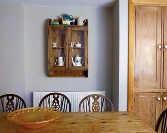 Large Arts & Crafts Cottage with 7 bedrooms in Lymington near the coast - Lymington - Jadalnia