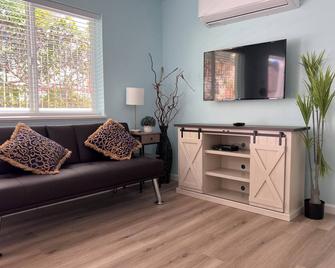 Guest house with kitchen washer dryer in nice neighborhood next to scenic trail - San Marcos - Living room