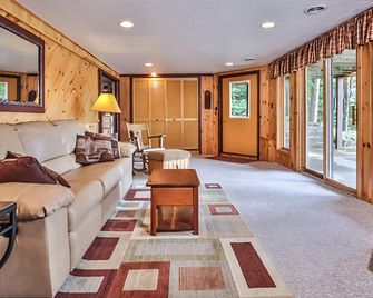 Beautiful Lakefront Cabin On Private Mercer Lake! Endless 4 Season Fun! - Minocqua - Living room