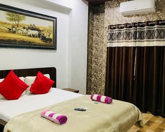 Hotel Silka Inn - Diveāgar - Bedroom