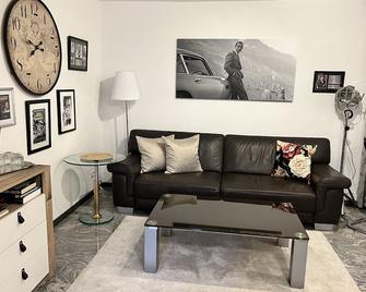 3. moonraker, 40sqm, 1 living/bedroom, max. 2 persons - Breisach am Rhein - Wohnzimmer