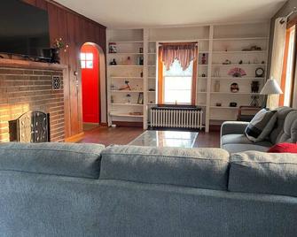 BTV Charming 3-bedroom house - South Burlington - Living room