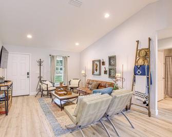 Ocala Home about 8 Mi to World Equestrian Center! - Ocala - Living room