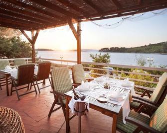 Hotel Odisej - Pomena - מרפסת