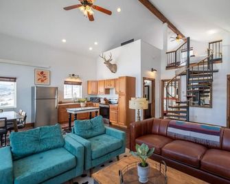 37 Miles to Yellowstone's Year Round Gate Epic Panoramic Views Hot Tub - Emigrant - Sala de estar