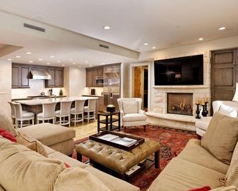Obermeyer Place Unit 102 Park, Expansive Luxury Condo Walking Distance to Gondola & Restaurants - Aspen - Living room