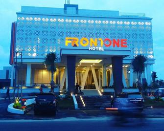 Front One Hotel Pamekasan Madura - Pamekasan - Edificio
