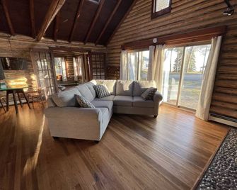Come relax at this peaceful, rustic cabin on the shores of Lake Huron. - Au Gres - Sala de estar
