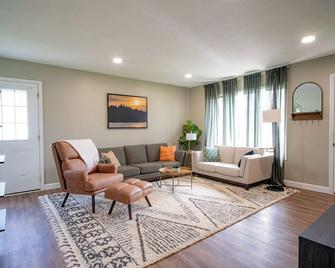 Lake Erie Breeze Your Restful Vermilion Hideaway - Vermilion - Living room