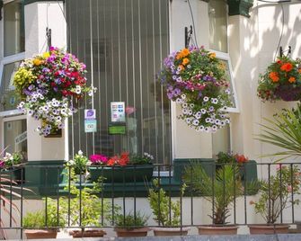The Firs Bed and Breakfast - Plymouth - Buiten zicht