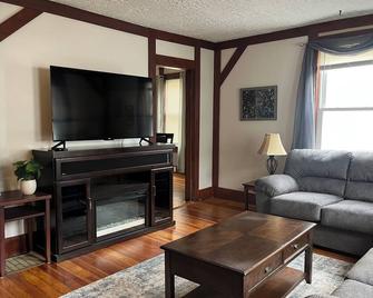 Charming 3BR in centrally located neighborhood - Grafton - Living room