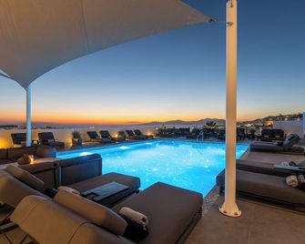 روتشاري - ميكونوس - حوض السباحة