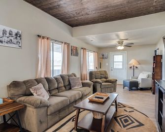 Hideout 1912 - Tombstone - Living room