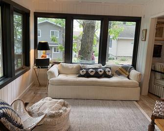 Charming West Lake Okoboji Cabin - Spirit Lake - Sala de estar