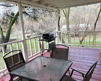 Bears Eye View 8 Miles From Sequoia National Park - Three Rivers - Balcon