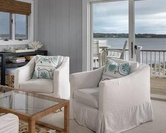 Ocean front, private beach, deck, fire pit, covered patio, paddleboards & more! - Mattapoisett - Living room