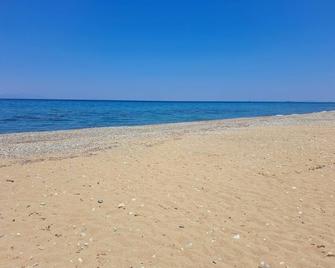 Calm and idyllic in the country, close to the beach - holiday house with wifi | - Kastro - Strand